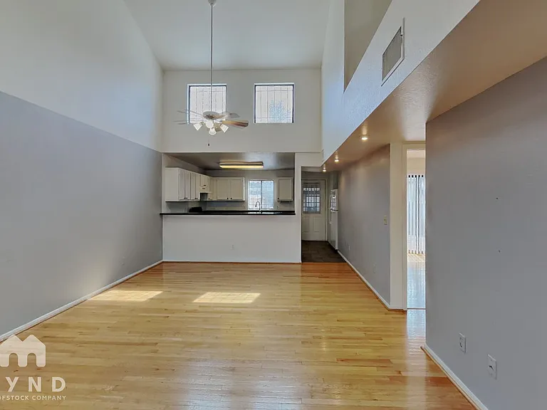 2747 N Pacific Dr — Photo 2
