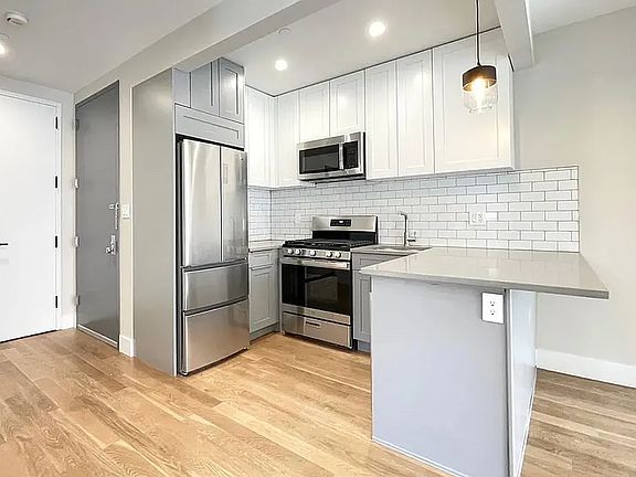 3rd image of 2771 Reservoir Ave #4R