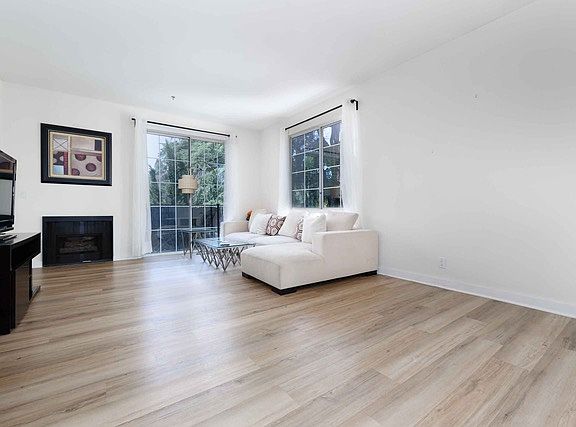 3rd image of 585 N Rossmore Ave APT 312