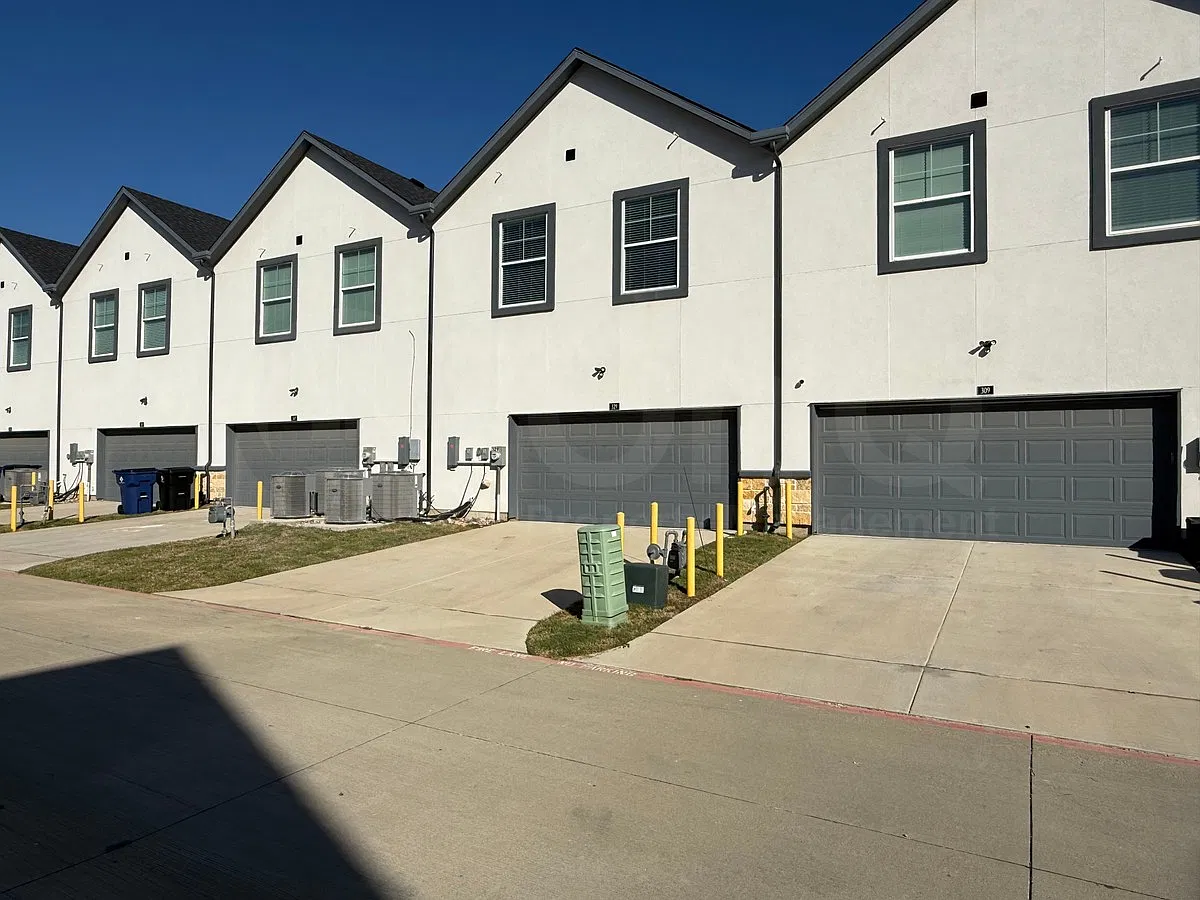 4 bed, 2.5 bath, 2159 sqft, $2,249 — Photo 2