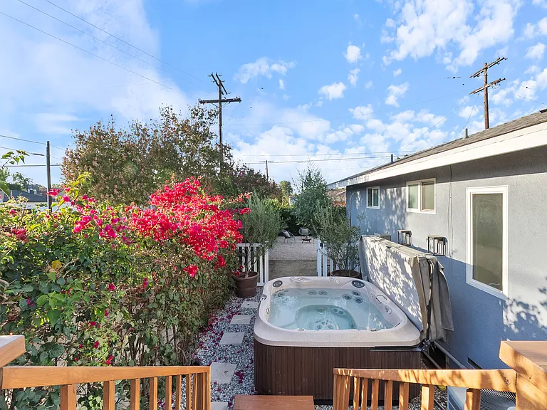 17453 Burbank Blvd — Photo 17