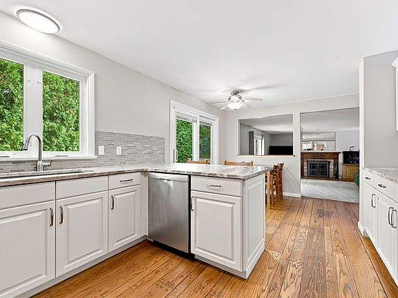 5th image of 40 Mont Morency Dr