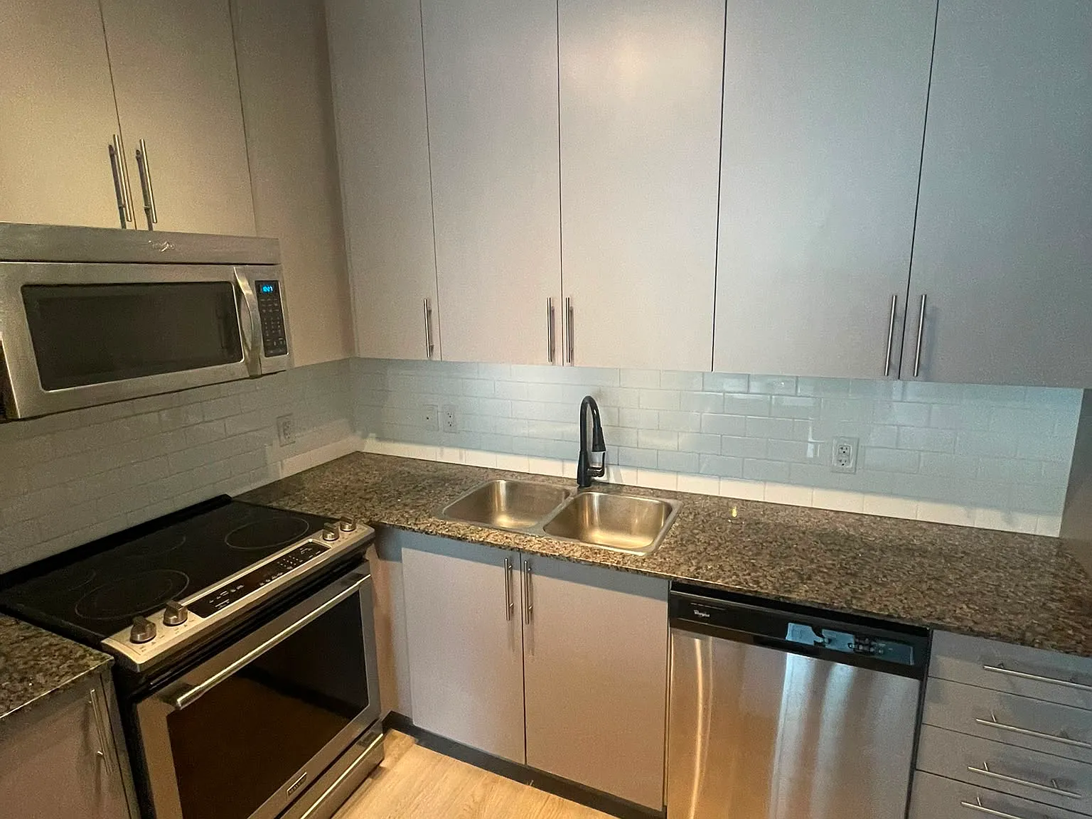 2 bed, 860 sqft, $2,100 — Photo 4