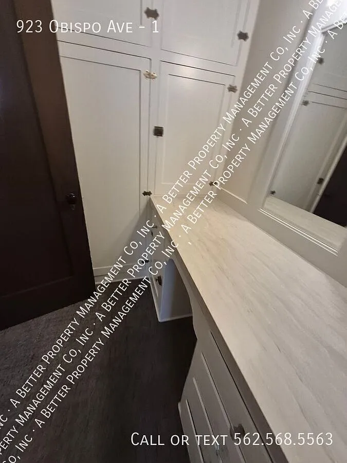Bright Front Studio - Well Maintained Vintage Unit - Parking Space Available — Photo 2