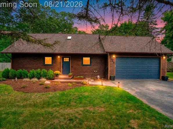 8845 River Valley Rd, Brighton, MI 48116