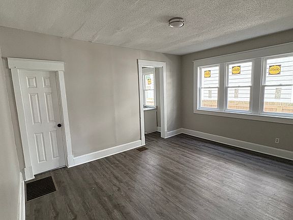 4th image of 3132 N Park Ave