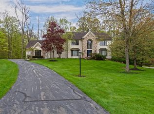 105 Champion Ln, Chagrin Falls, OH 44022
