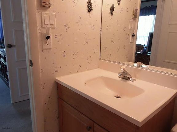 5th image of 608A Sheffield Dr