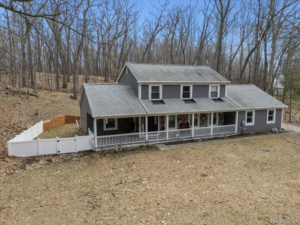 2477 Spruce Rdg, Howell, MI 48855
