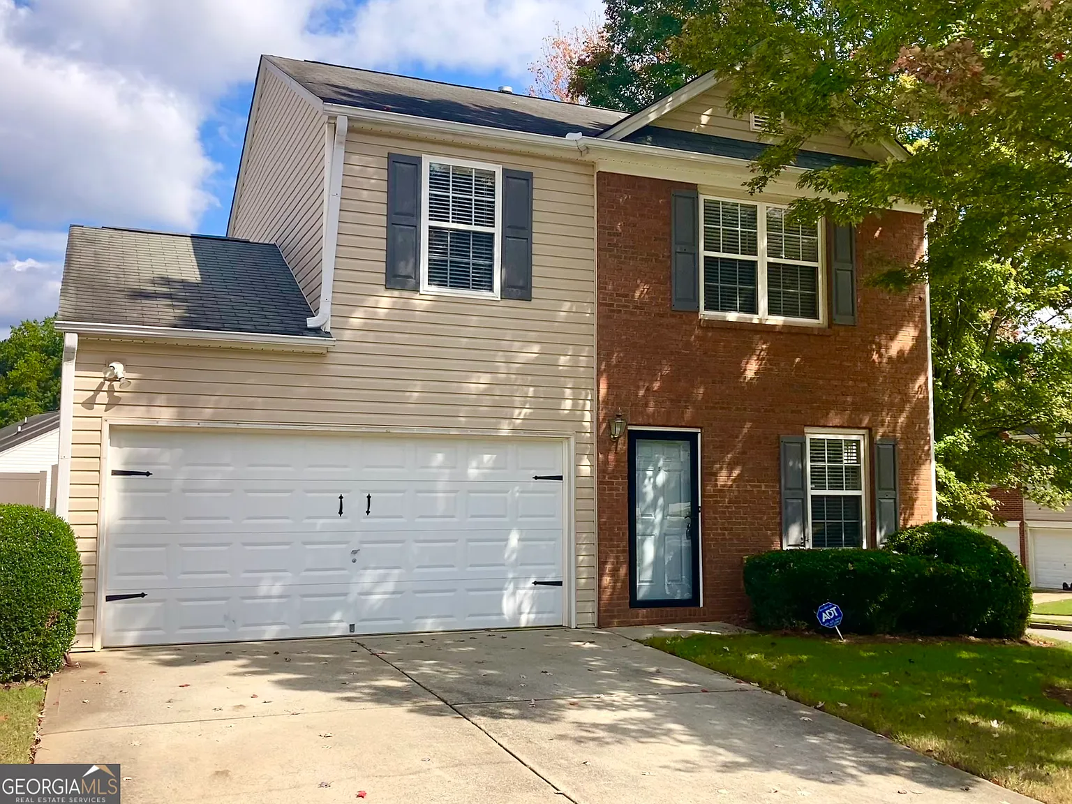423 Royal Oak Dr photo 1