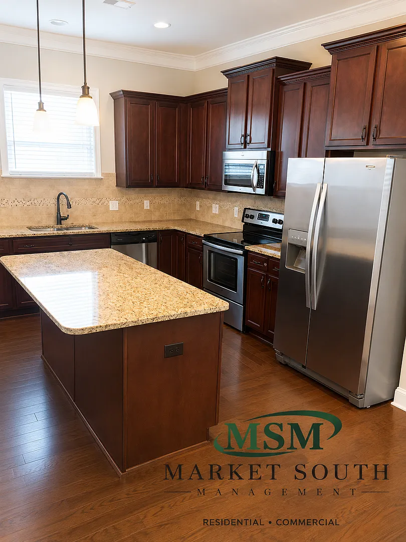 **Application Pending Lovely Home On Lincoln St — Photo 4