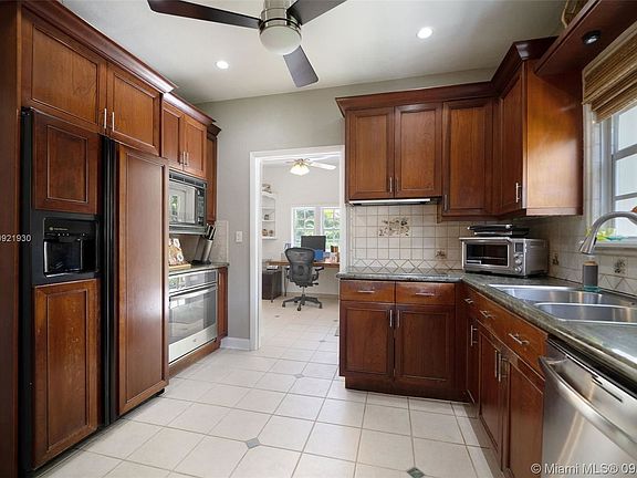 3rd image of 812 Valencia Ave