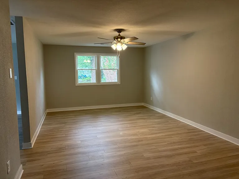 204 Greenwell Dr — Photo 2