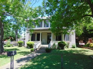 520 W 4th St, Taylor, TX 76574