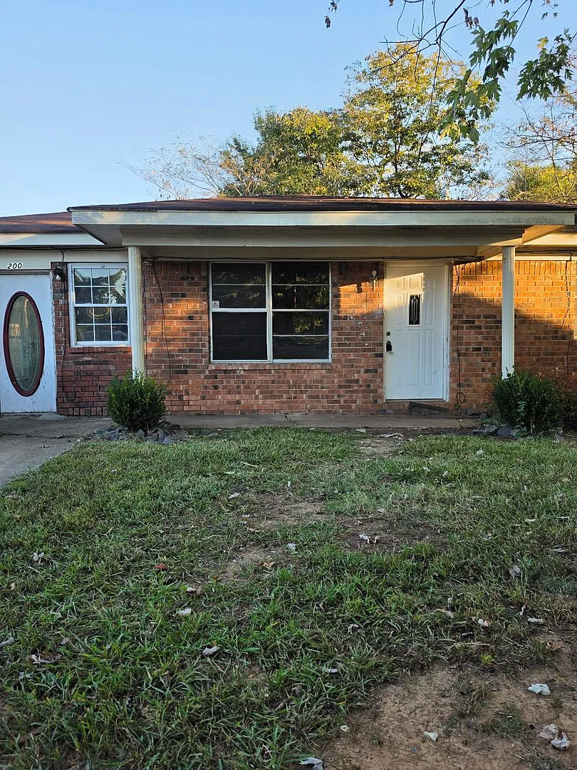 Spacious 3 Bedroom Home — Photo 1