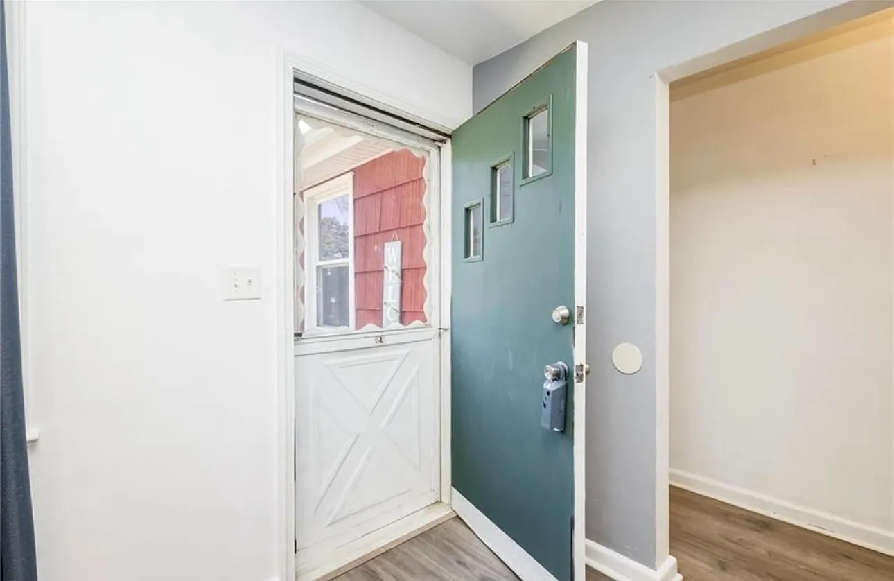 3 bed, 888 sqft, $2,100 — Photo 2