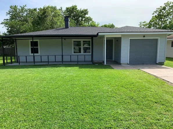 3121 Walnut St, Groves, TX 77619