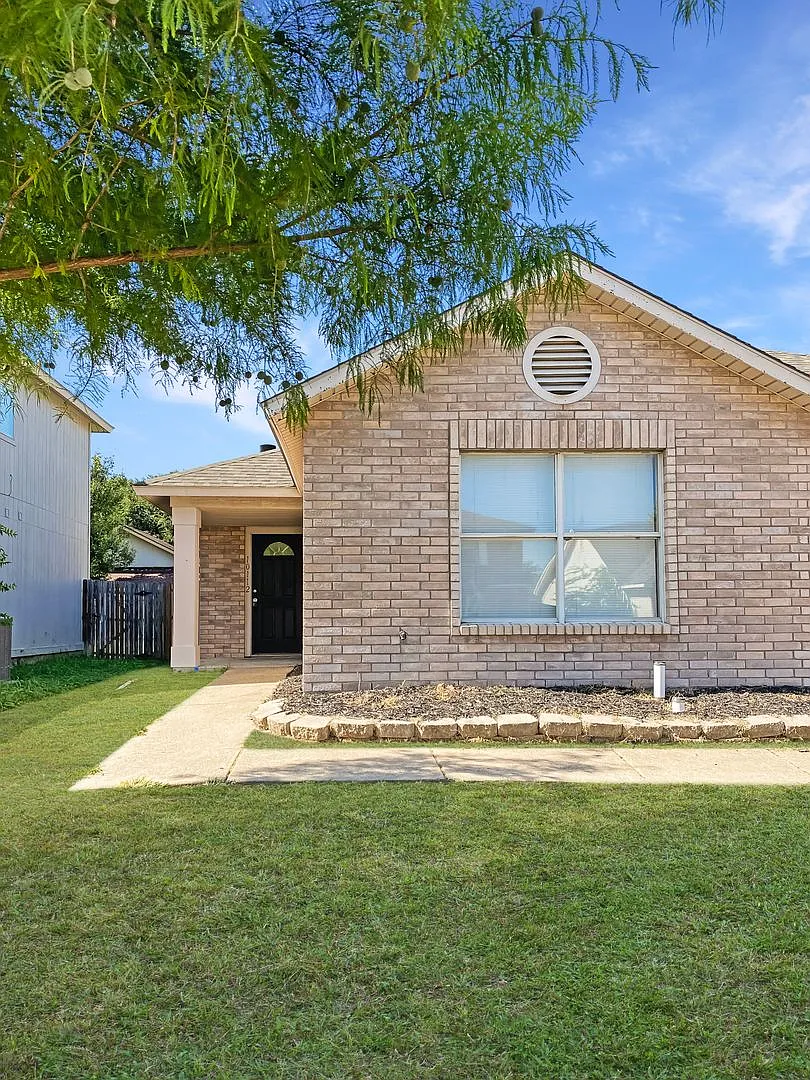 3 Bedroom 2 Bath Home In Fort Worth — Photo 3