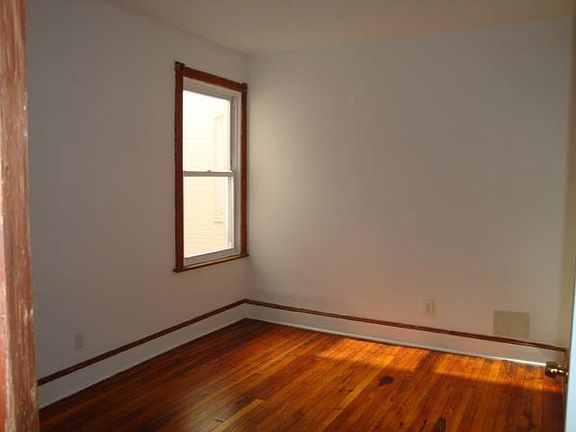 middle bedroom. One closet.