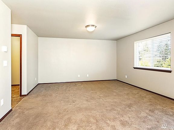 4th image of 2833 77th Dr NE