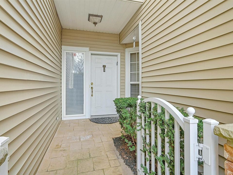 135 Carriage Ln Plainview NY Zillow