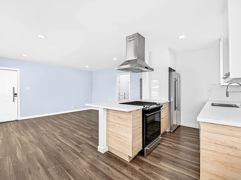 4308 E 4th Street — Photo 10