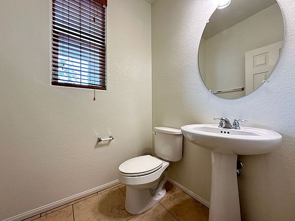 5th image of 304 Woodsfield Ct