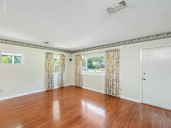 5th image of 318 Oakland Cir NW