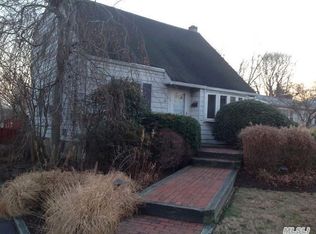 94 Heathcote Rd, Lindenhurst, NY 11757