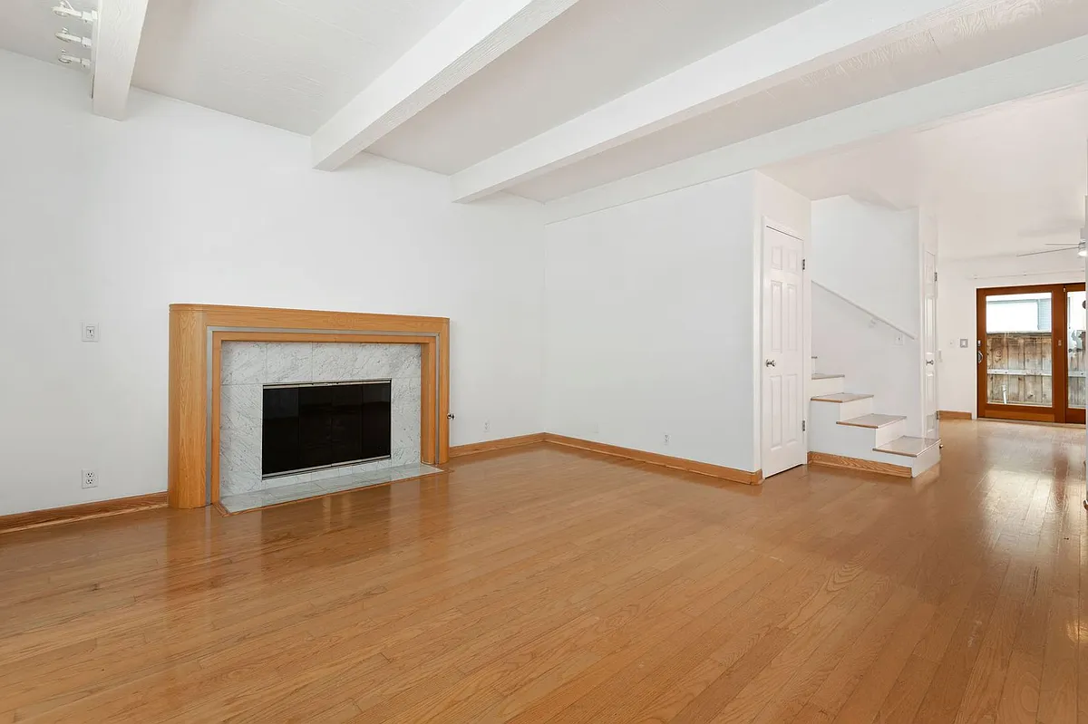 Building Photo - 130 W Alamar Ave #3