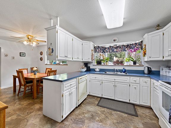 3rd image of 4341 Dunsmuir Rd