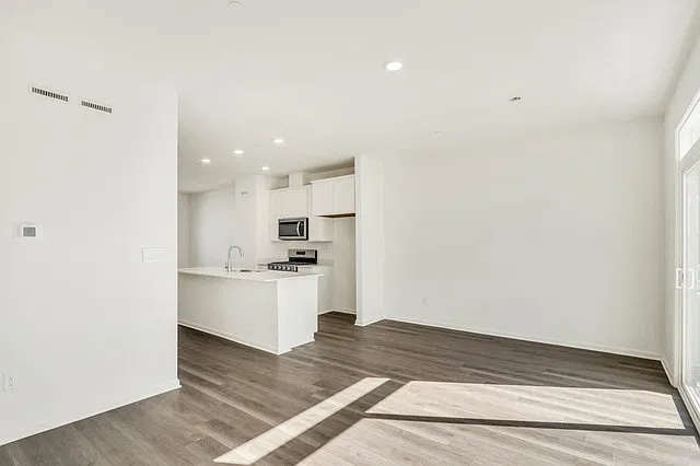 2 bed, 2.5 bath, 1577 sqft, $3,000 — Photo 4