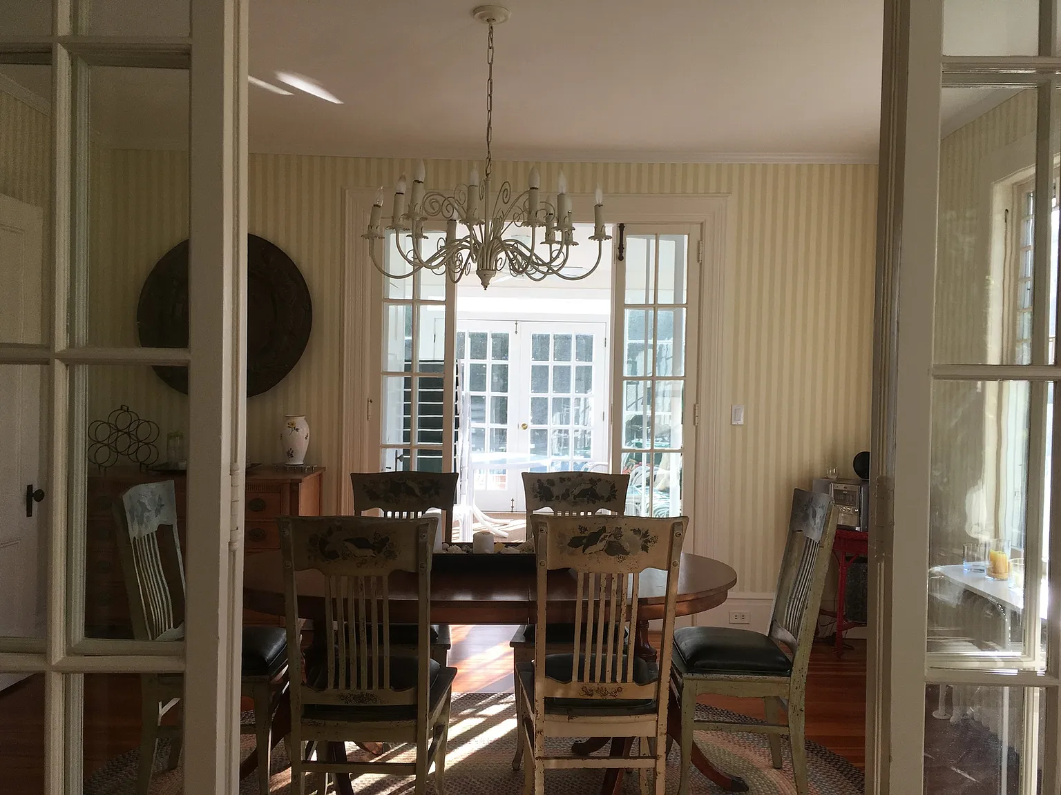 In Southampton Village With 6 Bedrooms and Heated Pool — Photo 3