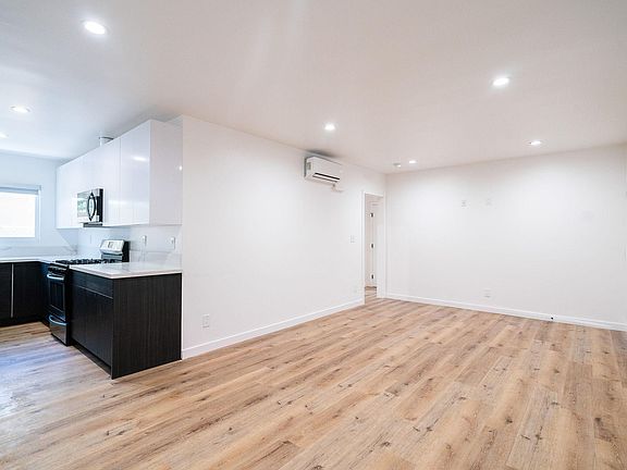 5th image of 11918 Hart St #2