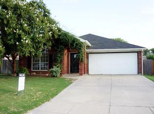 818 Quail Brook Dr, Arlington, TX 76001