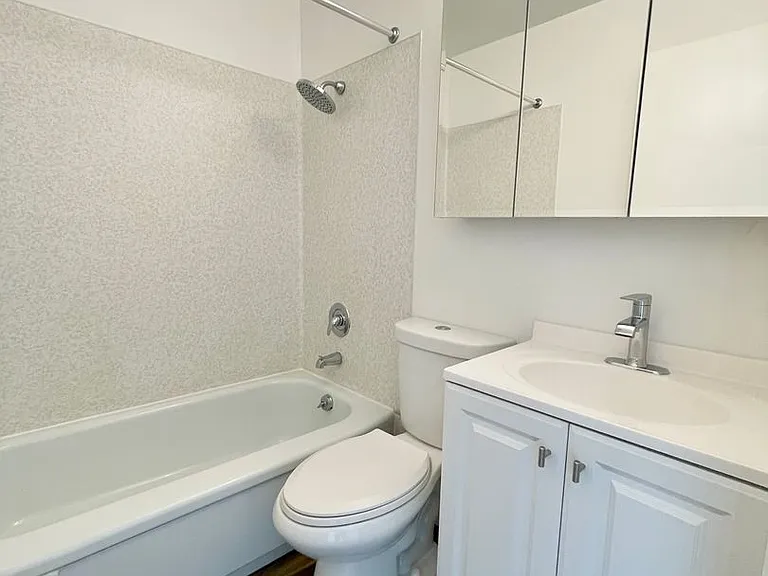 Village Vista Apartments — Photo 18