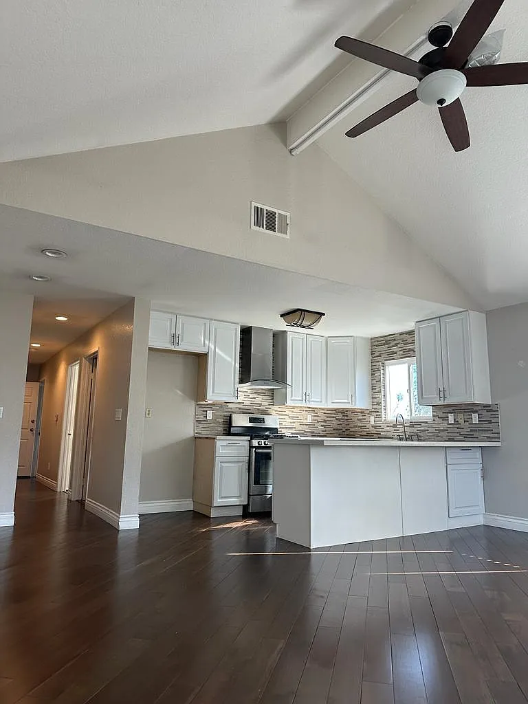 2 bed, 900 sqft, $2,395 — Photo 1