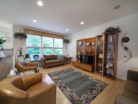 3rd image of 481 Enfield Ln