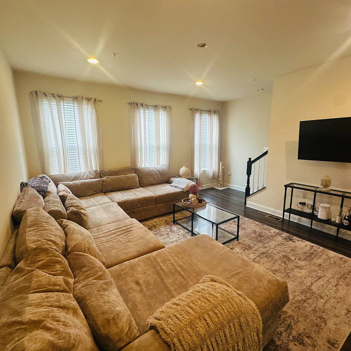 3 bed, 3.5 bath, 2654 sqft, $3,700 — Photo 2