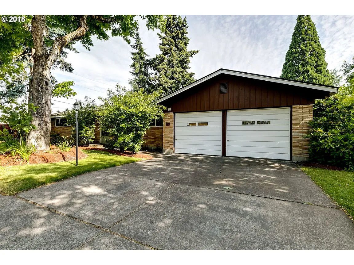 557 Maxwell Rd photo 1