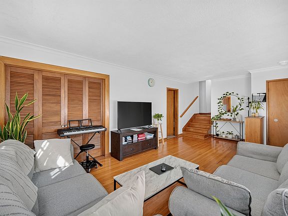 3rd image of 4009 Clinton Ave