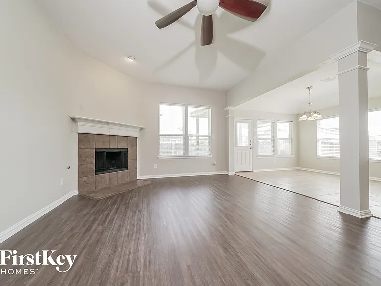 1521 Toucan Dr — Photo 2