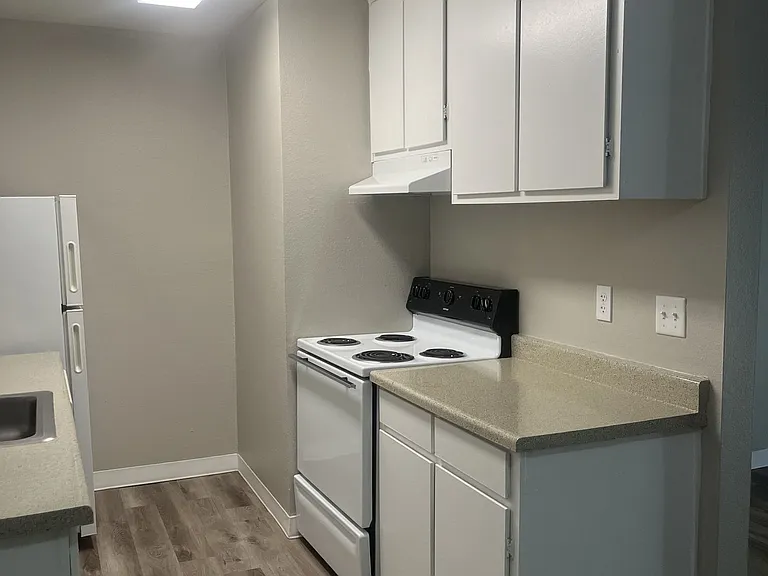 Glenbrook Apartments — Photo 36