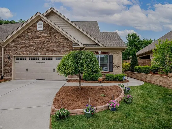 2910 York Place Dr, Walkertown, NC 27051