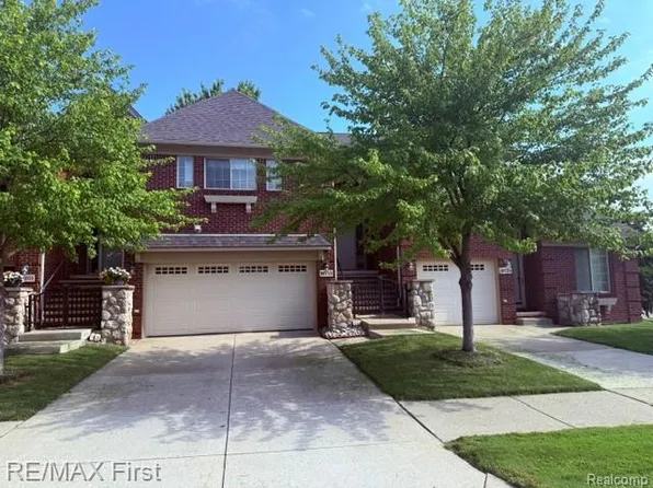 16713 Kensington Dr, Macomb, MI 48044