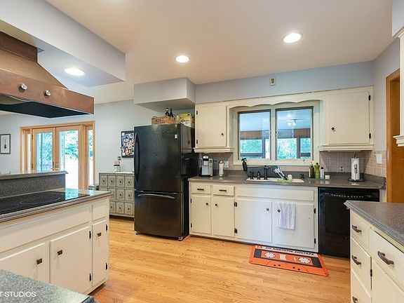 5th image of 1216 Crane Blvd
