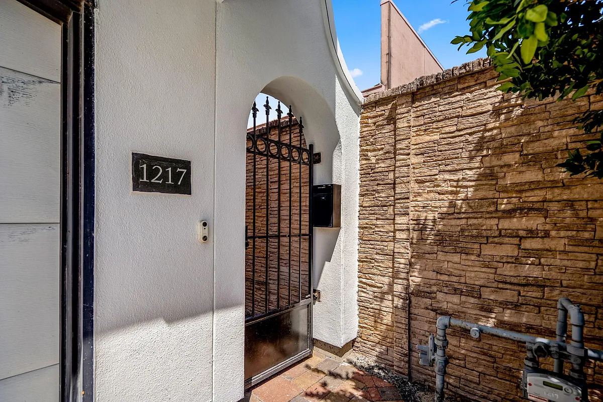 Building Photo - 1217 E 28th St