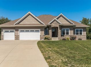 126 Willowood Dr, Hiawatha, IA 52233