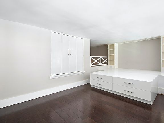 4th image of 100 W 72nd St APT 4G