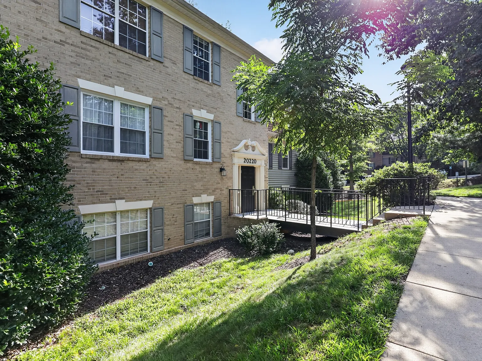 2 bed, 855 sqft, $2,300 — Photo 2